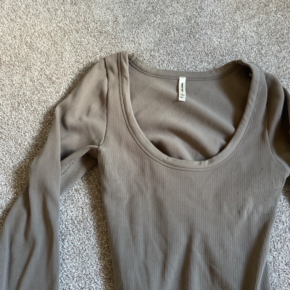 Aritzia Sunday Best Long Sleeve Scoop Neck Bodysuit - Picture 3 of 4